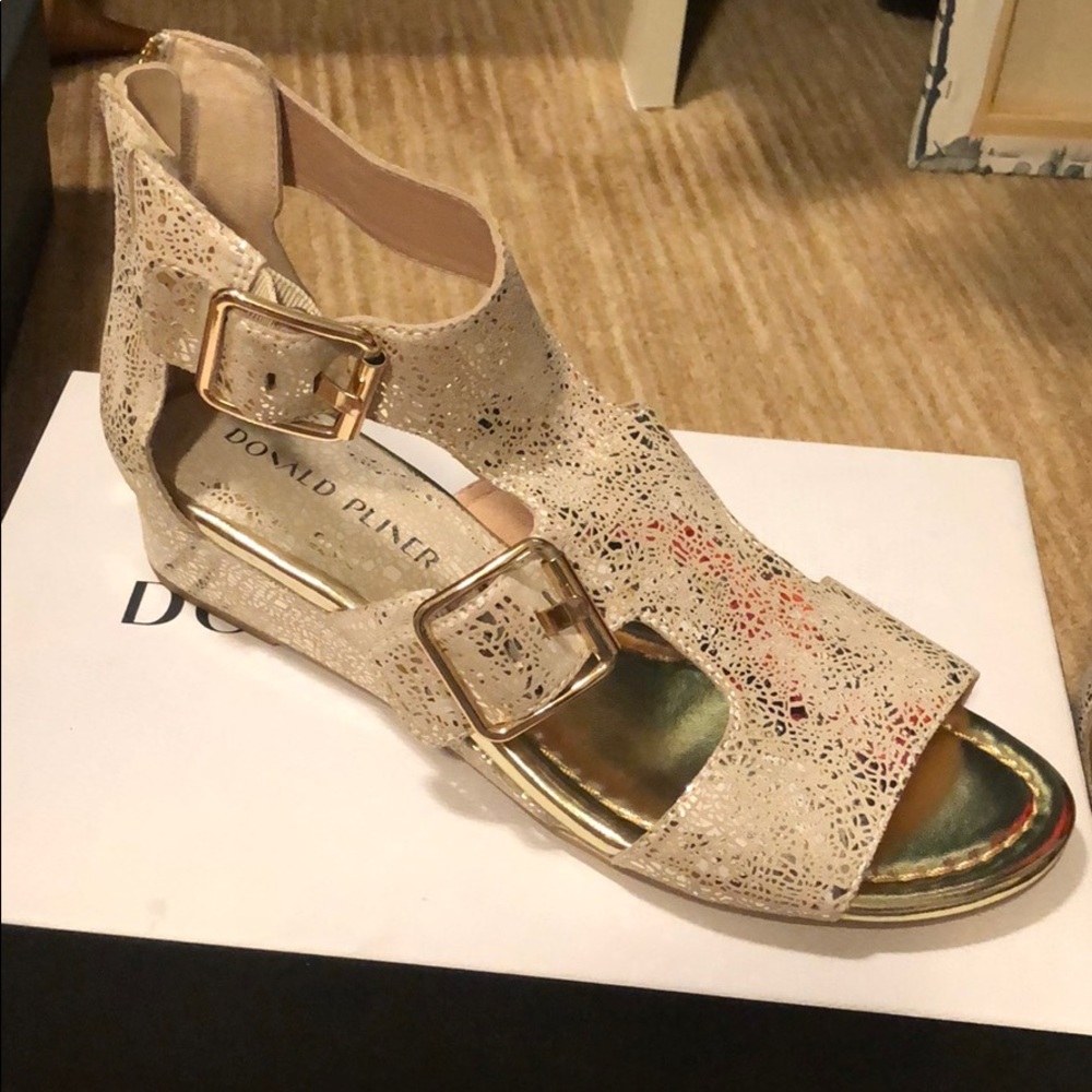 Donald Pliner Gold Metallic Sandal - Platino